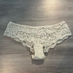 NWOT Victoria’s Secret Dream Angels Crochet Lace Coconut White Cheeky Panty